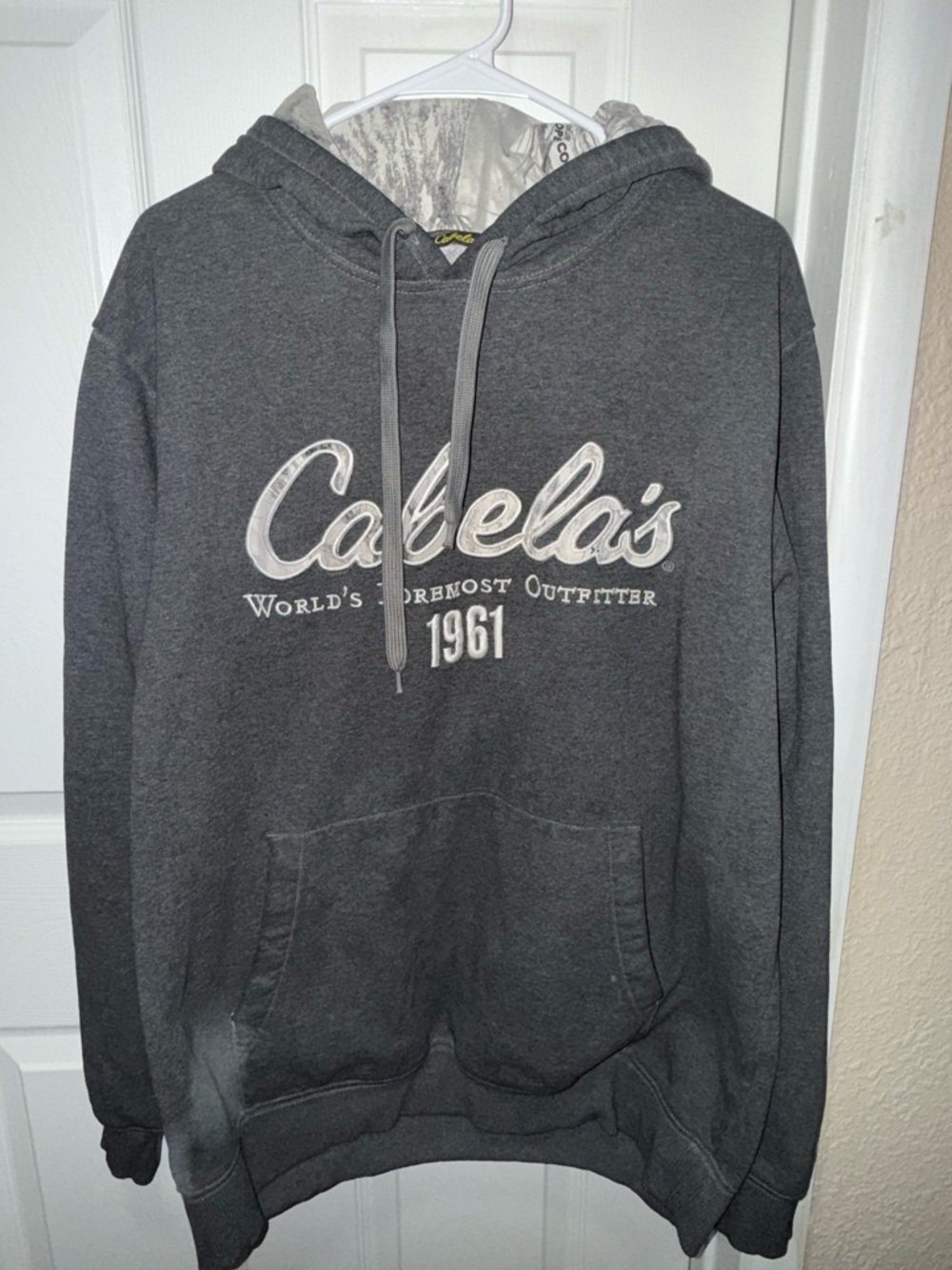 Cabela’s Men’s hooded sweater with lining and Logo Size Large